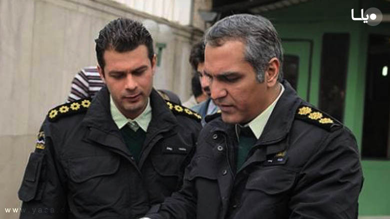 استفاده از علائم و البسه نظامی