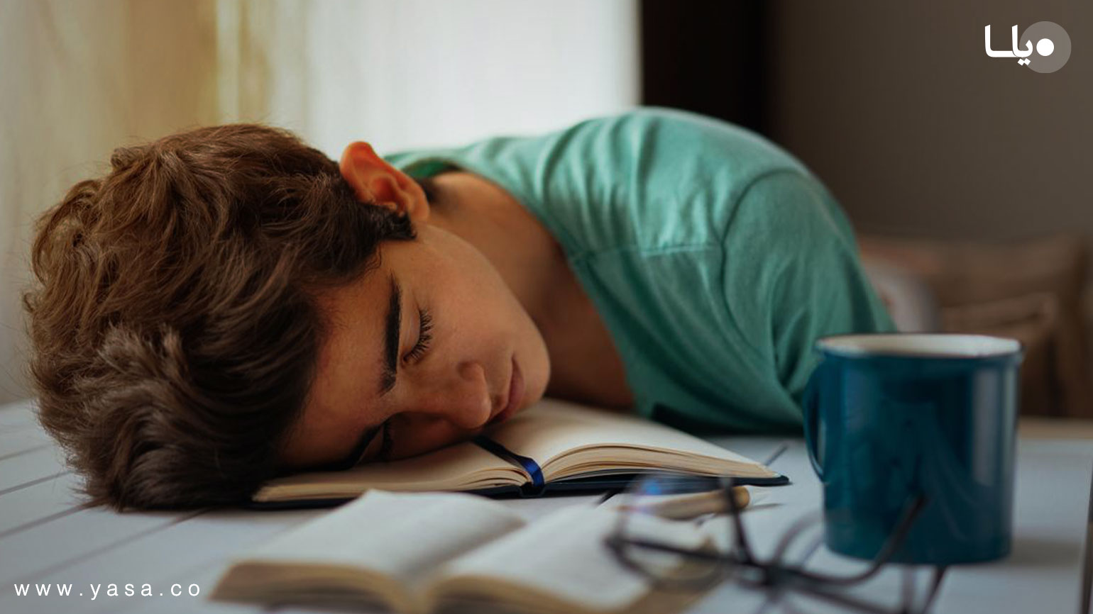 Sleep study. Сон подростка. Сонный подросток. Подросток спит за столом. Подросток уснул за столом.