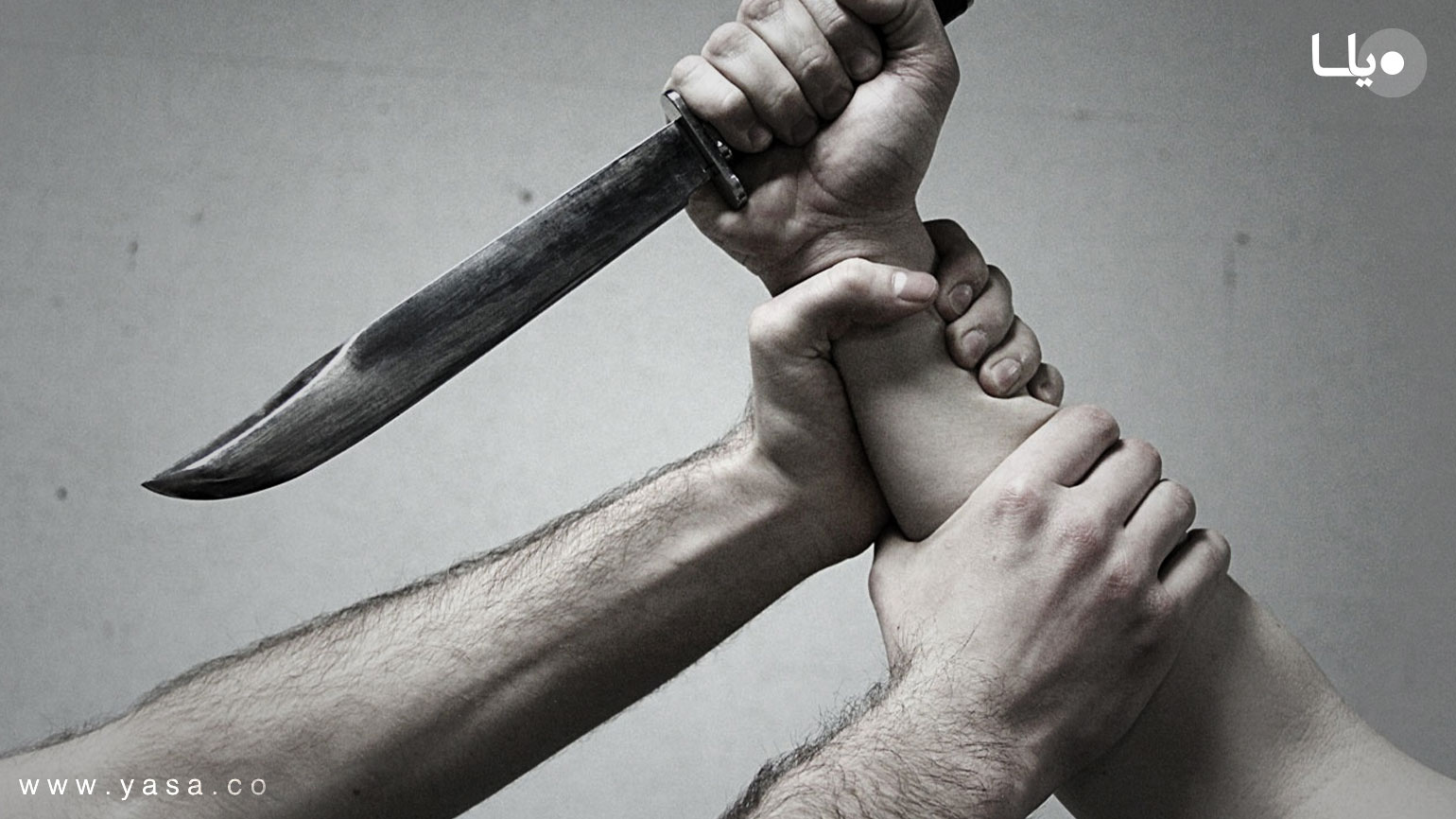 Ножевые нападения. Картина окружающих ударить ножами человека. Фото карандашом самооборона нож. Man handfight.
